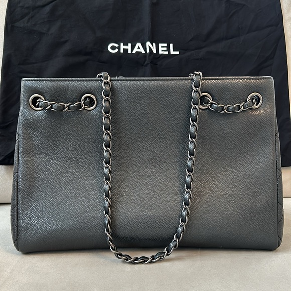 Chanel Caviar leather timeless shoulder tote - Picture 3 of 10
